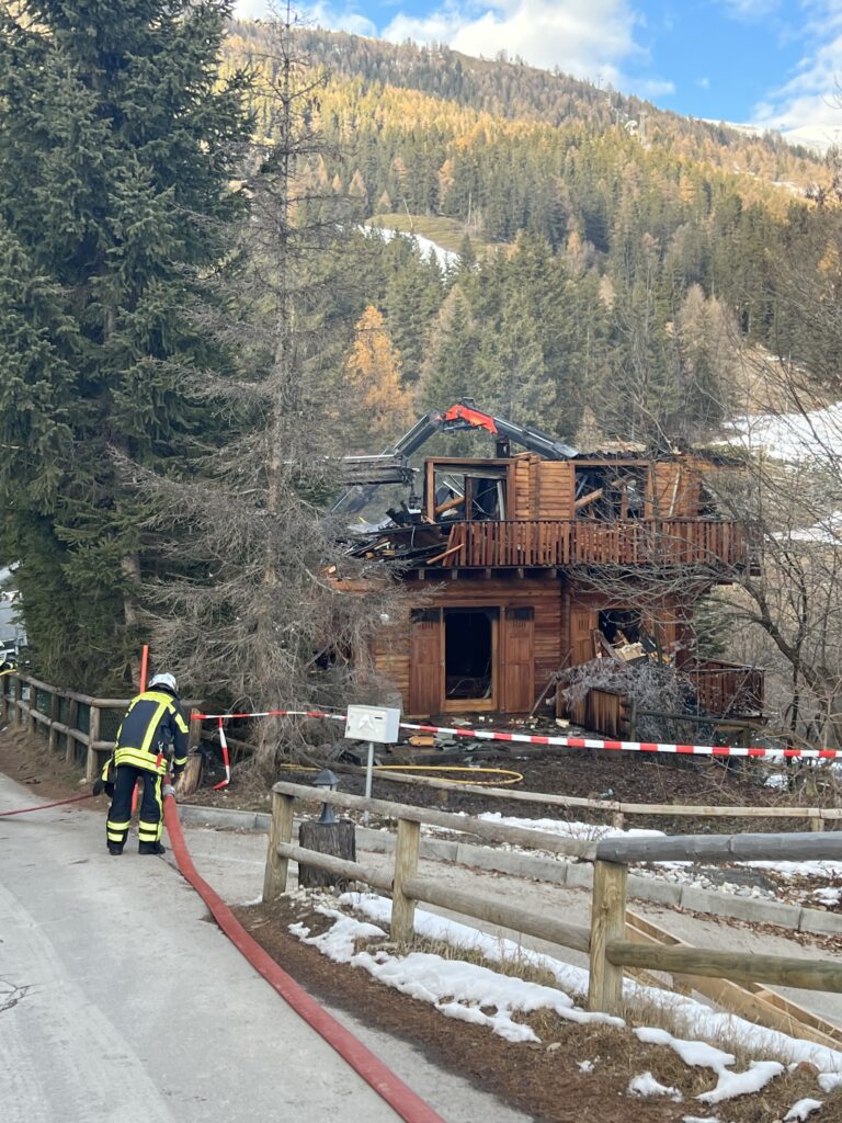 Chalet Le Ruisseau. Pompier à l'oeuvre le 8 décembre 2022