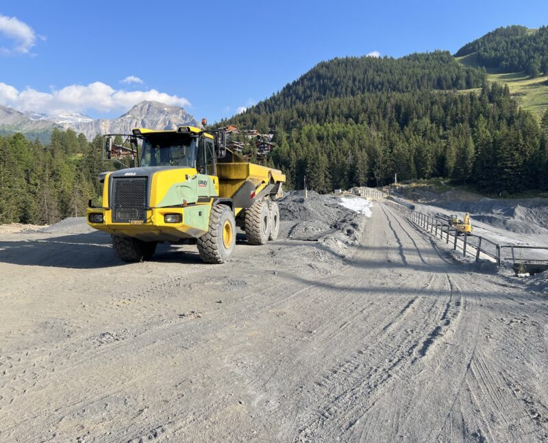 Machine de chantier sur la digue. 03.08.2024