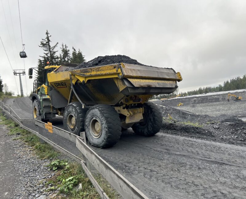 Poids lourd transportant des roches concassées. 03.08.2024