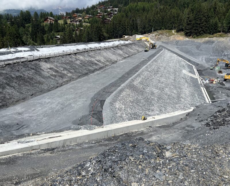 Rehaussement de la partie est de la digue vue du sud. Etat au 04.08.2024