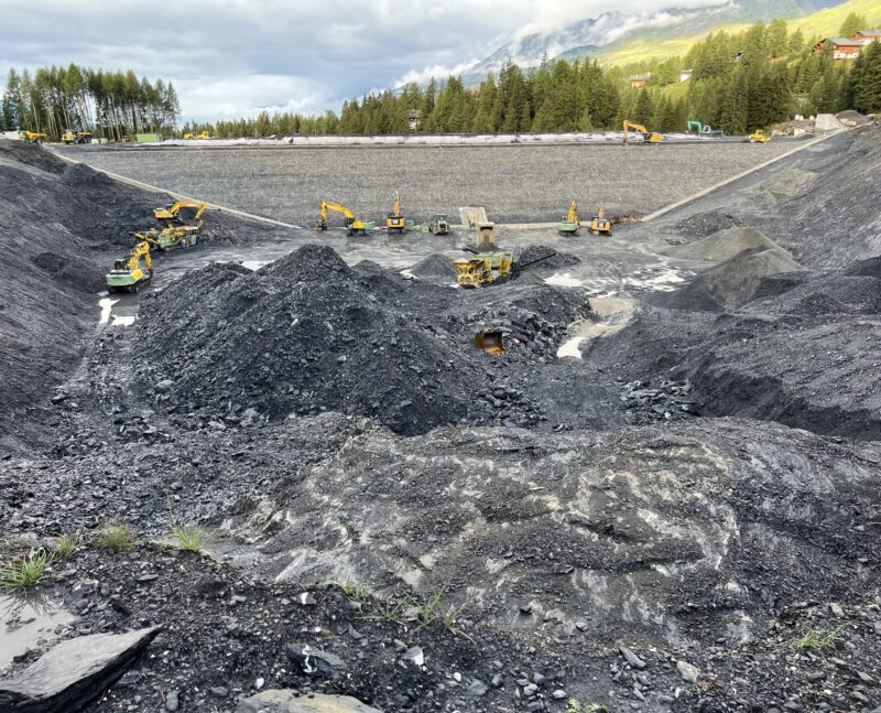 Etat d'avancement des travaux de creusement. Au premier plan, masse rocheuse. 18.08.2024