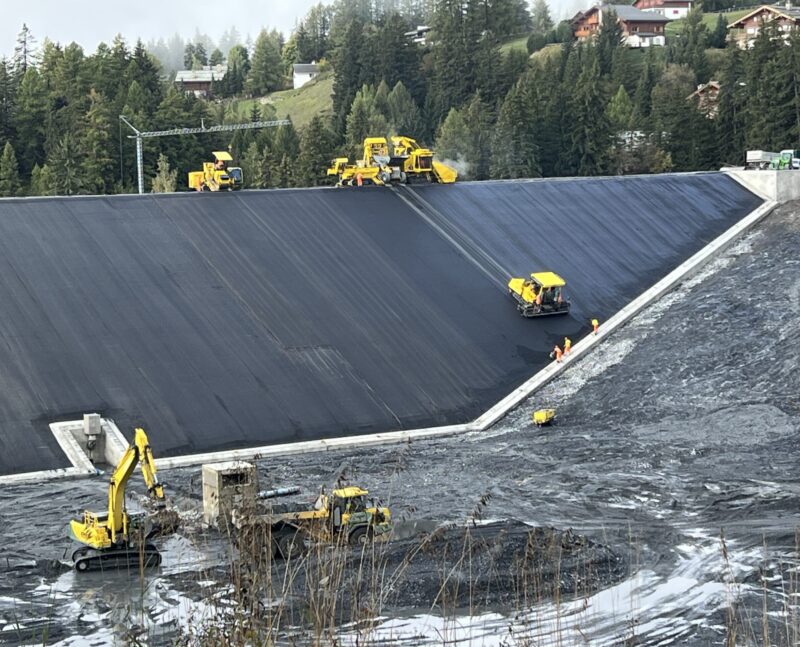 Fond du lac et digue au moment du bitumage. 02.10.2024