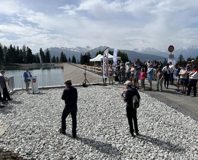 Les participants à l'inauguration de la digue du Lac de Chermignon