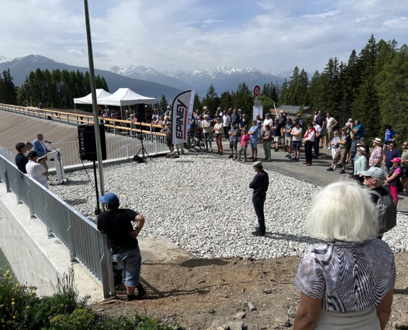 Les participants à l'inauguration de la digue du Lac de Chermignon