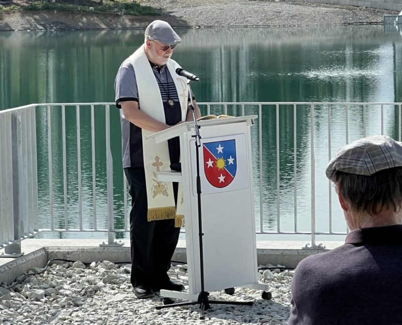 Alexandre Barras, curé de la paroisse de Crans-Montana, bénit la digue rehaussée
