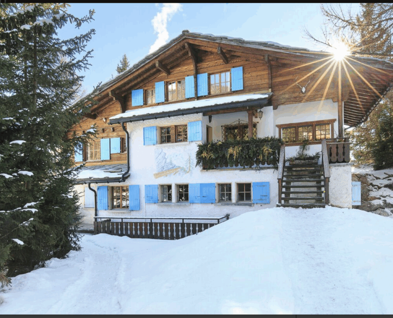 Chalet Le Vieux Bisse, façade nord avec fresque de 1961. Vers 2020.