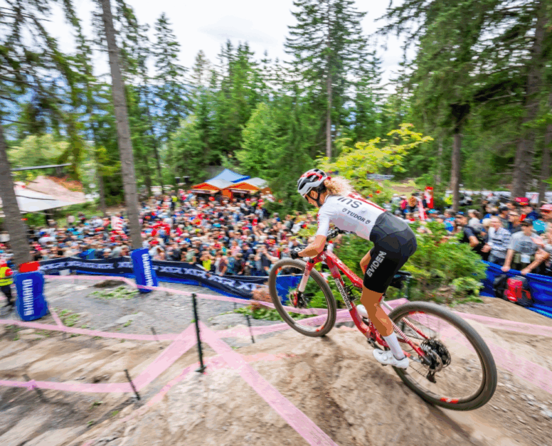 Championnat du monde de VTT. Cross-country olympique. Alexandra Keller, 3e, dans le Rock Garden. 13.09.2025. Photo Keystone-Nouvelliste