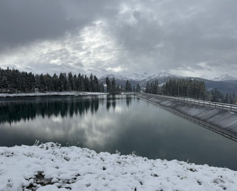 Lac de Chermignon et digue vus du nord-ouest. 24.10.2025