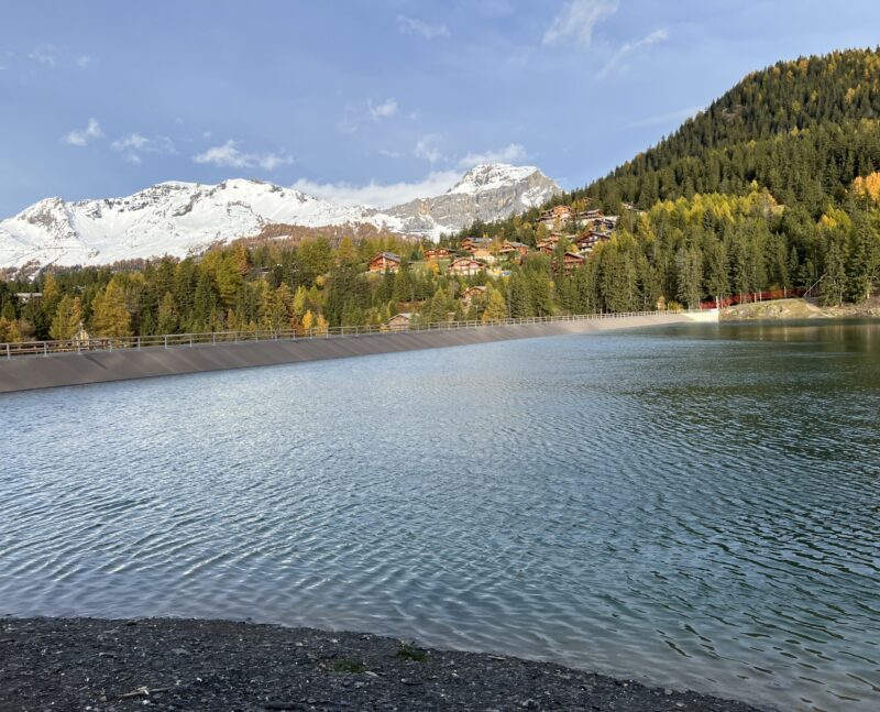 Le Lac de Chermignon. La digue et Plans-Mayens. 01.11.2025