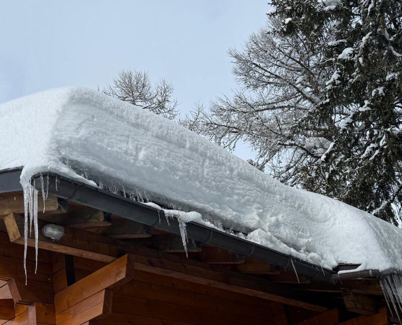 Chalet du Crêt. Toit enneigé. 18. 02. 2026