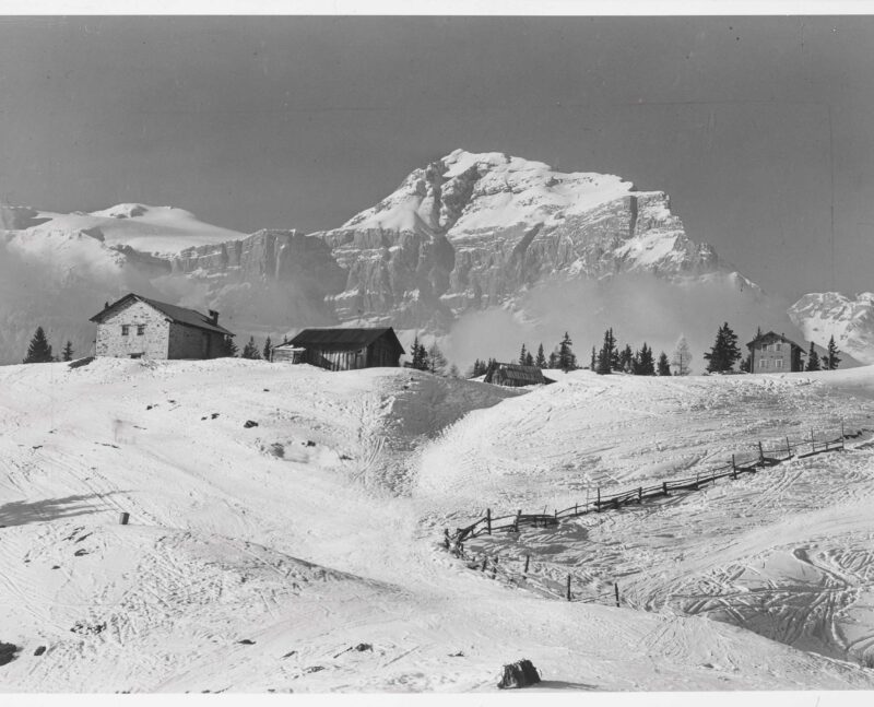 L'ancien chemin et le Café du bisse vers 1935. Photographie originale. Vers 1935