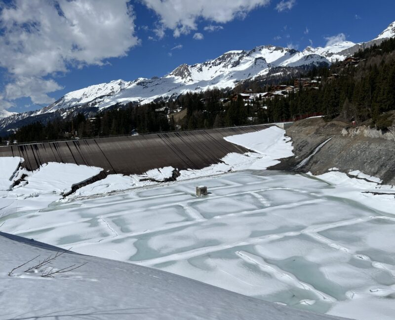 Lac de Chermignon vu de l'est à son niveau minimal. 06.04.2026