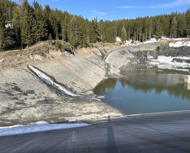 Lac de Chermignon vu de l'ouest. Cascade et neige fondue. 17.04.2026