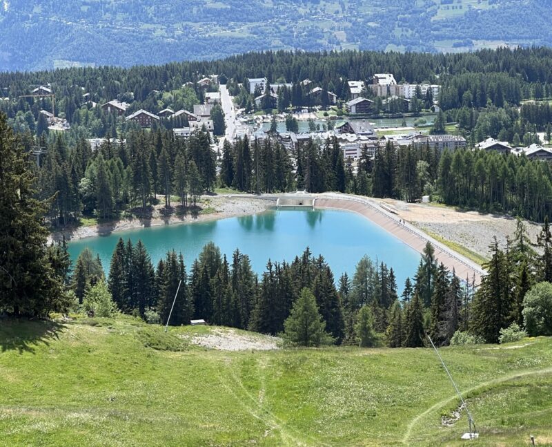 Le lac de Chermignon vu de la piste de Chetzeron. 07.06.2026