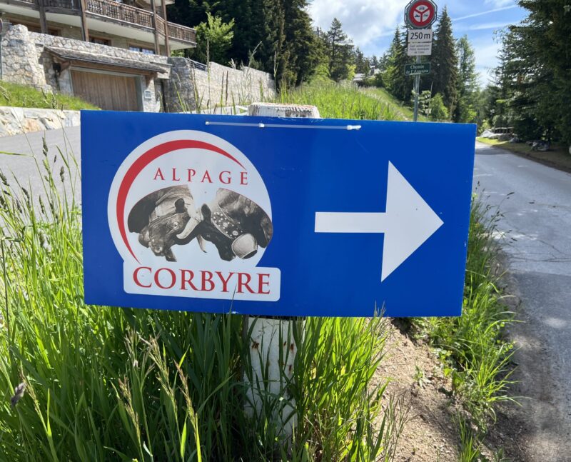 Vers l'alpage de Corbyre. Panneau à Plans-Mayens