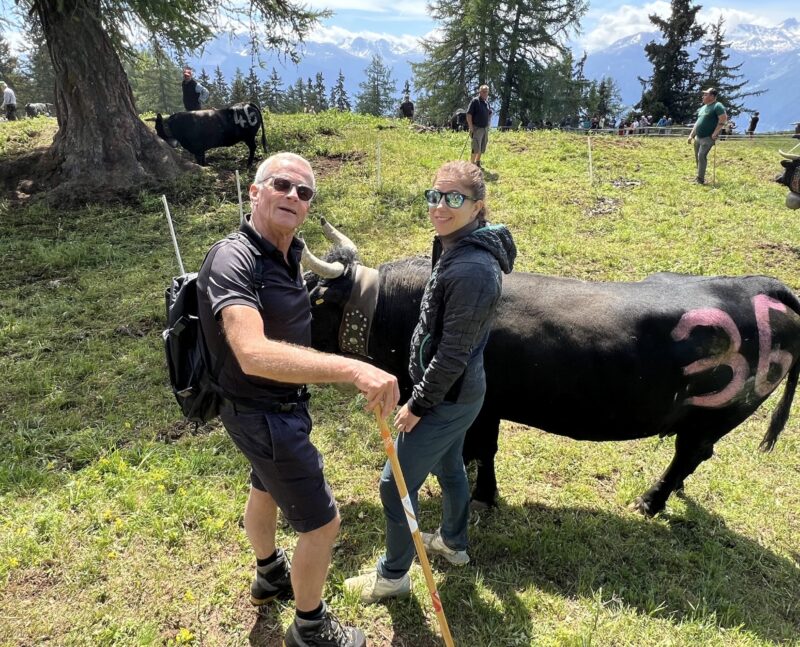 Laurence Mudry et Jean-Bernard Clivaz avec la vache 36.