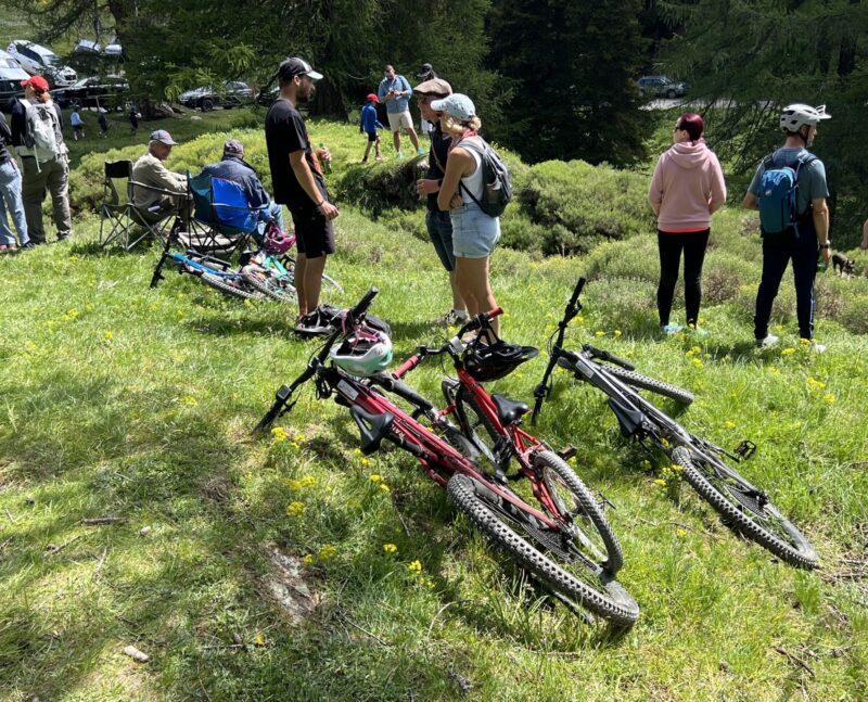 Tous les moyens sont bons pour arriver à Corbyre: bicyclettes...