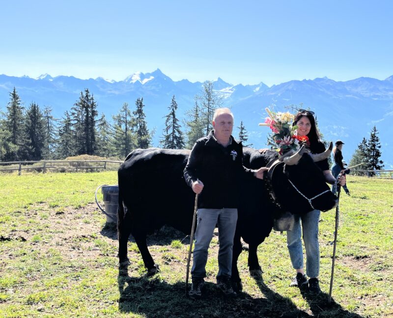 Une jeune beauté, la vache et son propriétaire.
