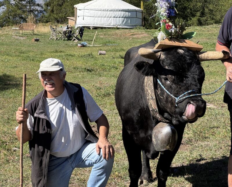 Un genou à terre aux côtés de sa vache.