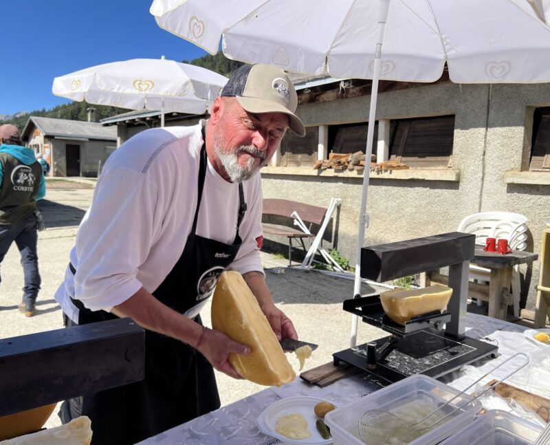 Stéphane Robyr raclant l'un de ses fromages.