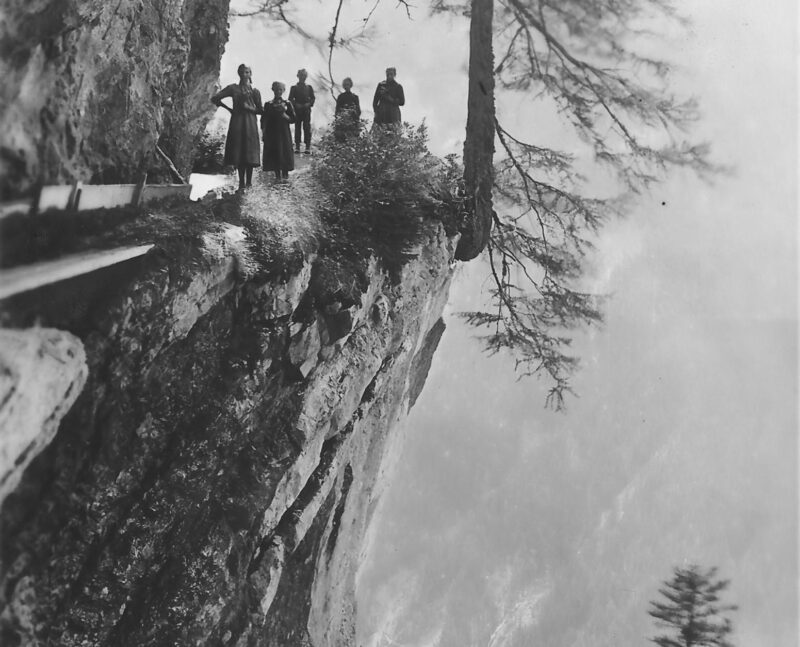 Le bisse du Rô, lieu d'excursion vertigineux. Vers 1930