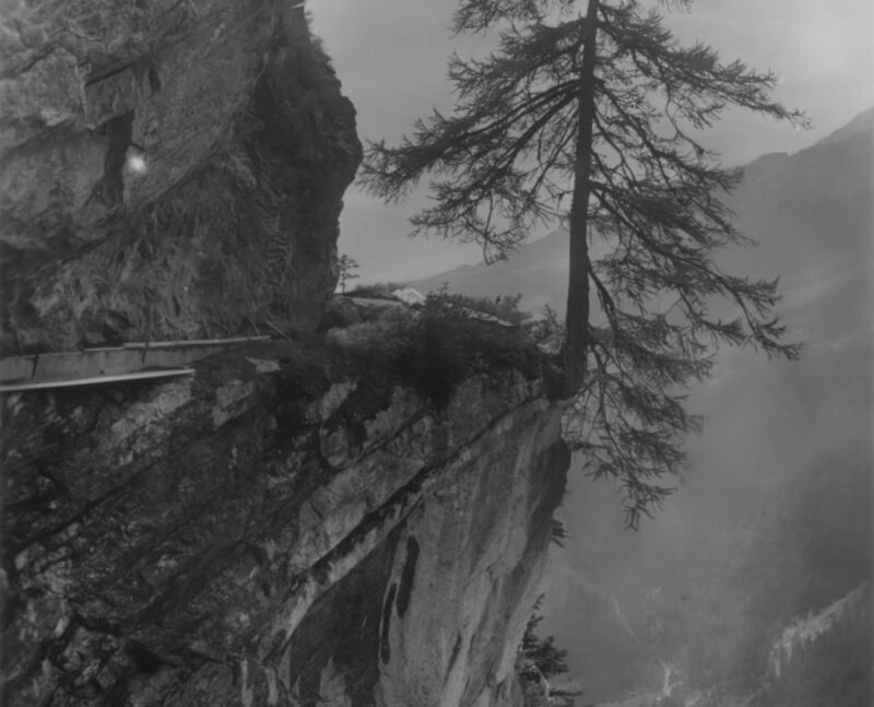 Le bisse du Rô vers 1930. Photographie de Charles Dubost devenue classique