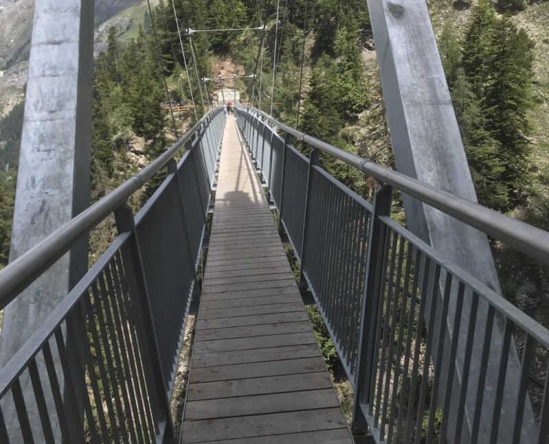 L'entrée sud de la passerelle du bisse du Rô en 2020