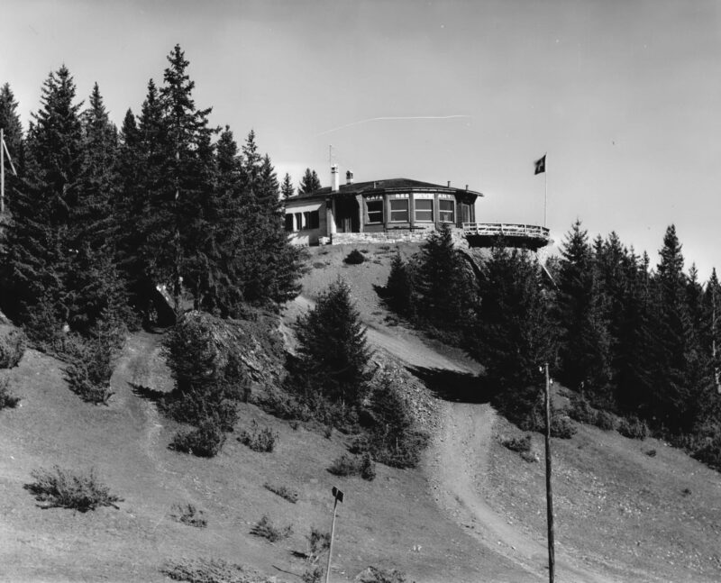 Le café-restaurant du Mont-Blanc peu après son ouverture en 1946