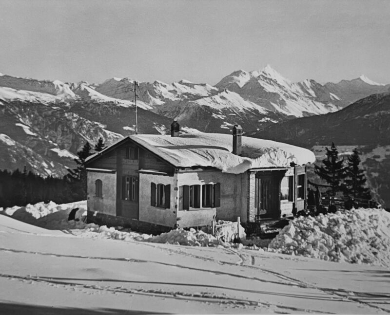 Le café-restaurant du Mont-Blanc en hiver. Vers 1950