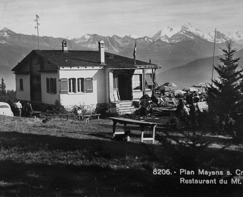 Le café-restaurant du Mont-Blanc en été. Vers 1950