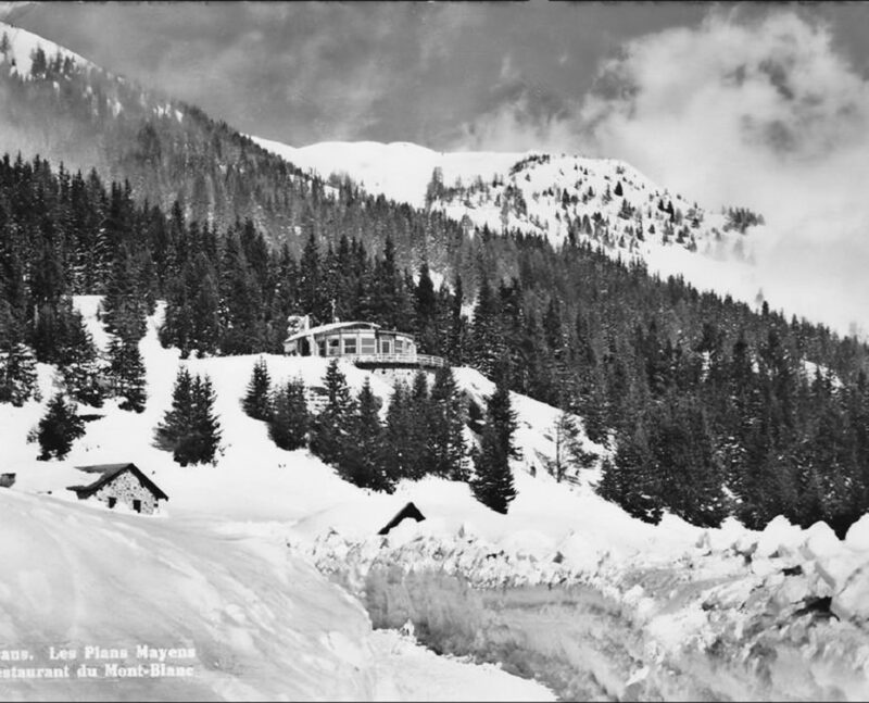 Le difficile accès au restaurant du Mont-Blanc en hiver. Vers 1955