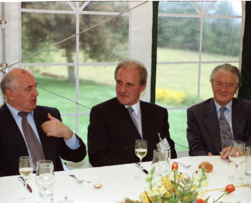 Michaïl Gorbatchev, Janez Mercun et Roland Dumas à Plans-Mayens. Juin 1993