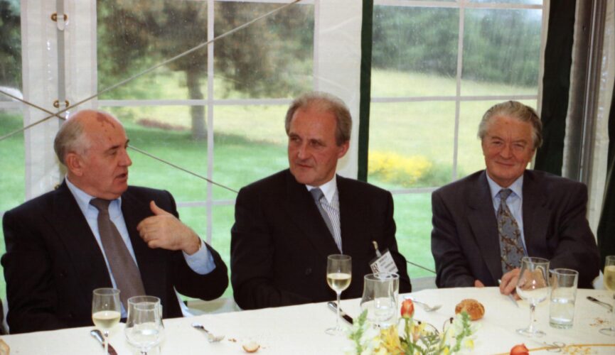 Michaïl Gorbatchev, Janez Mercun et Roland Dumas à Plans-Mayens. Juin 1993