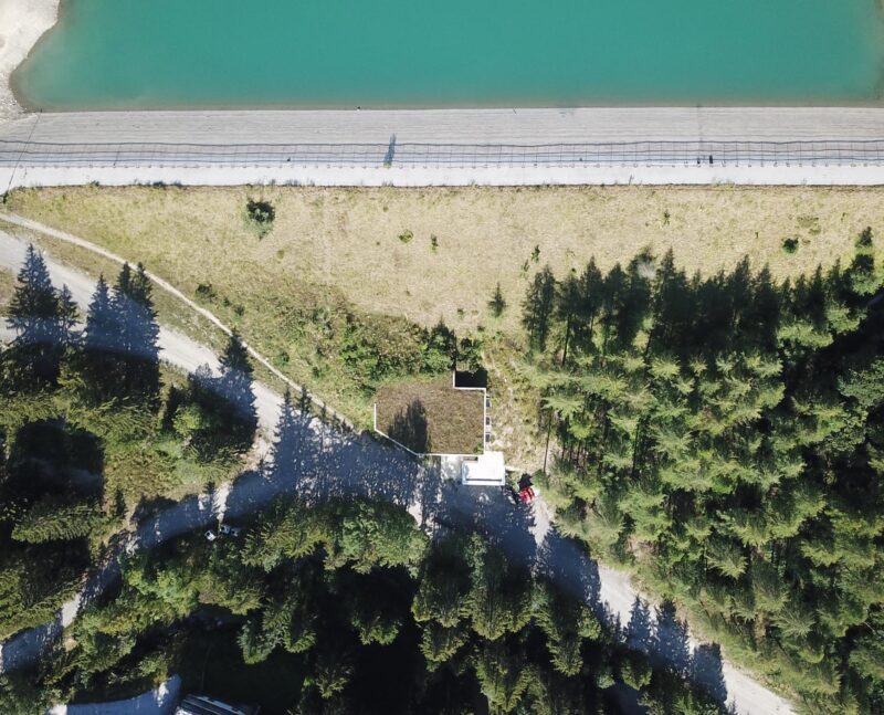 La digue du lac de Chermignon avant les travaux. Vue aérienne. 12.08.2018