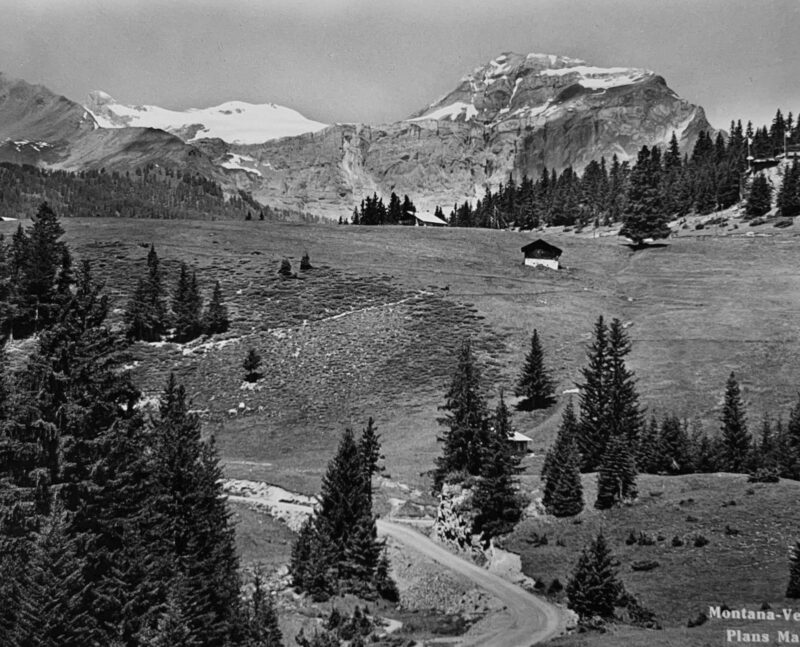 La nouvelle route et le restaurant du Mont-Blanc. Vers 1950