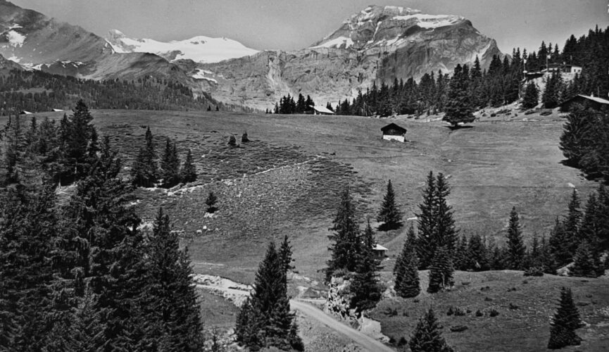 La nouvelle route et le restaurant du Mont-Blanc. Vers 1950