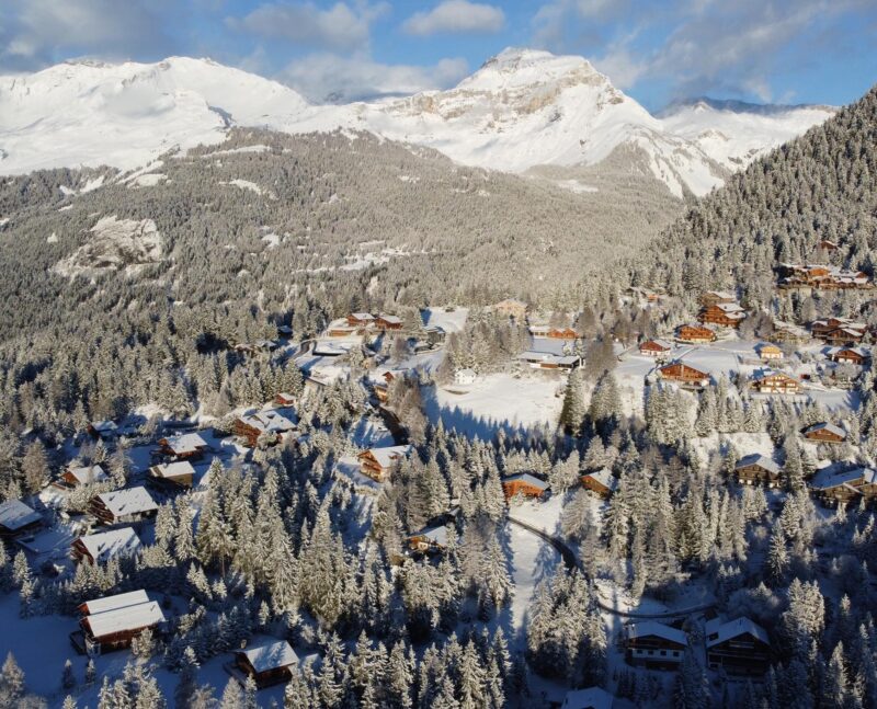 Vue aérienne de Plans-Mayens du sud-est. Janvier 2022