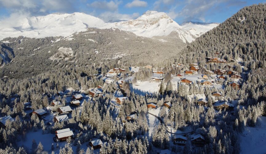 Vue aérienne de Plans-Mayens du sud-est. Janvier 2022