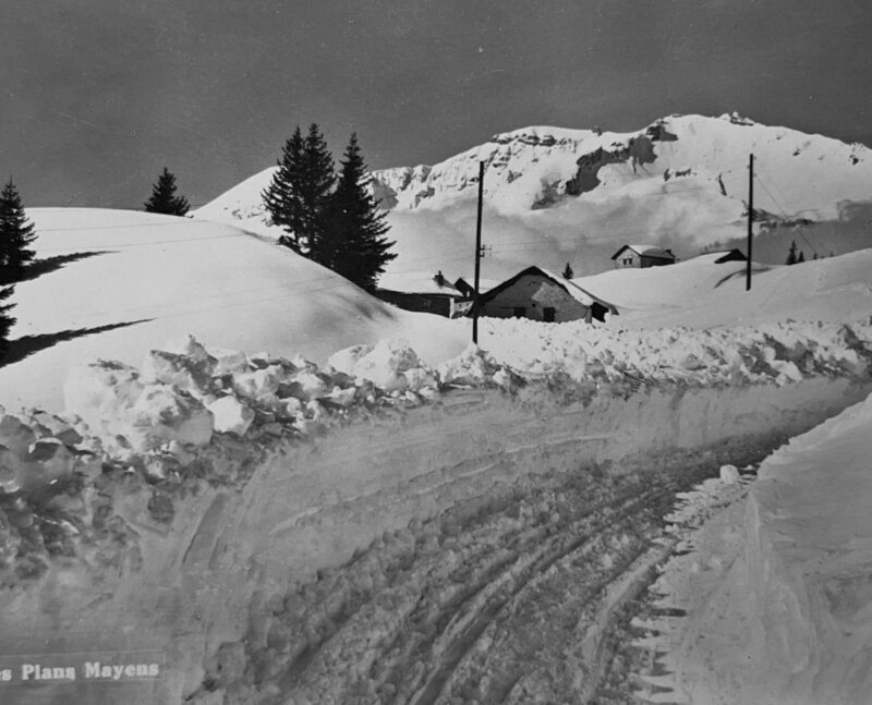 Bas de Plans-Mayens. L'ancienne route en hiver. Vers 1950