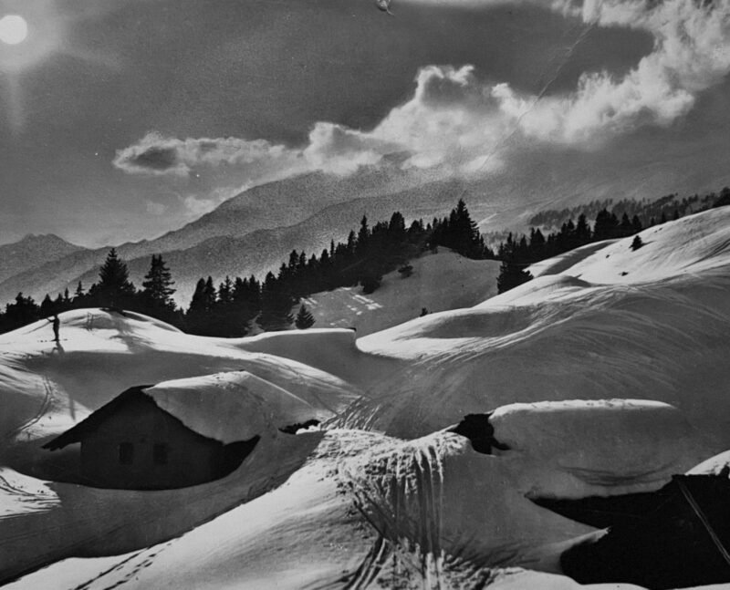 Collines enneigées et traces de skl. Vers 1930