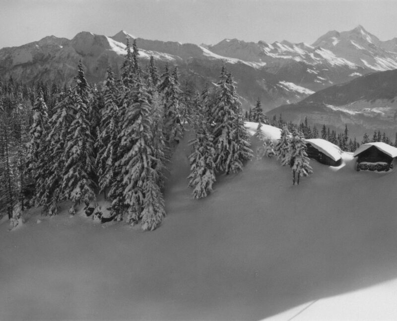 Colline enneigée et mayens. Vers 1930