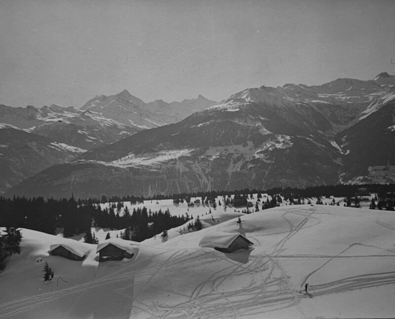 Bas des Plans-Mayens en hiver, vue d'ensemble. Vers 1930