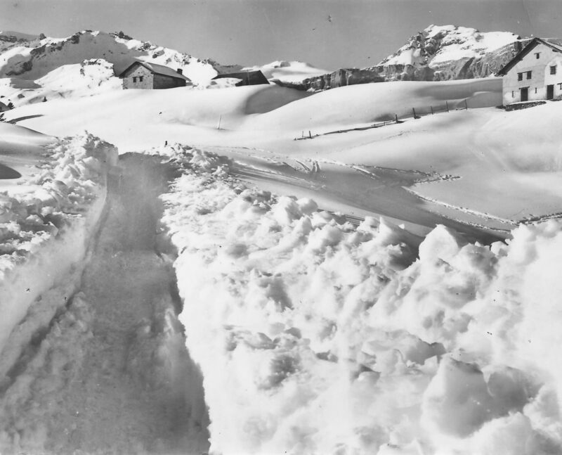 L'accès à Plans-Mayens en hiver vers 1955