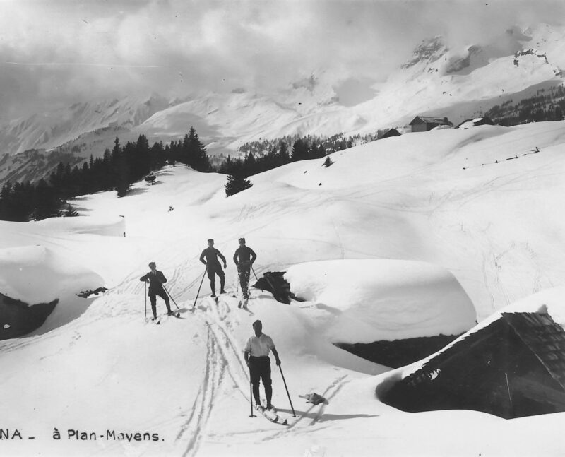 Partie de ski vers 1930. A droite, les deux mayens détruits en 1947