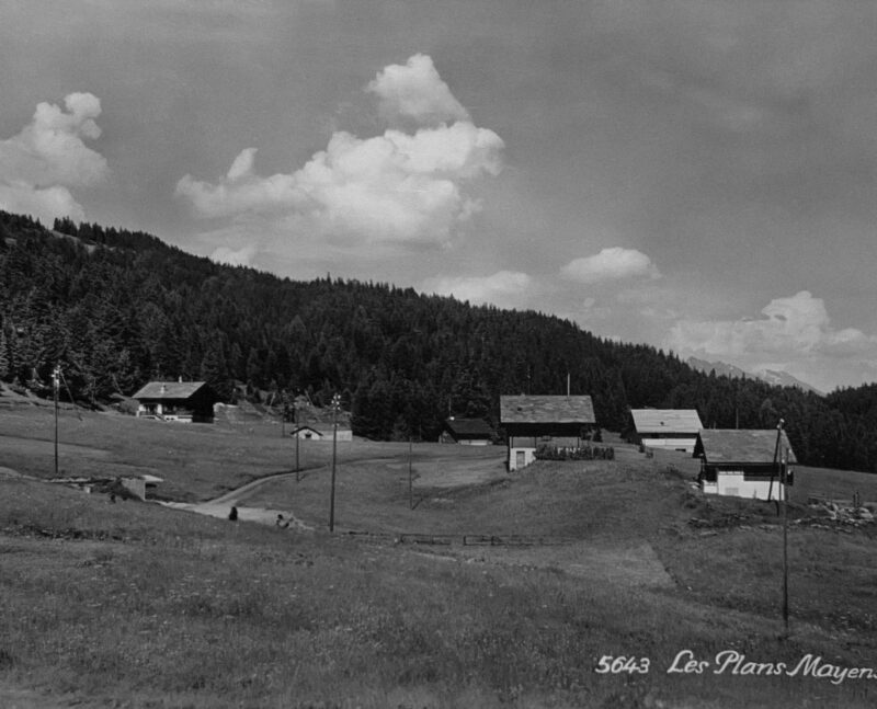 Le plateau de Plans-Mayens en été. Vers 1970