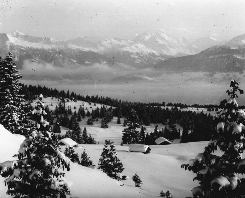 Vue d'ensemble de la partie supérieure de Plans-Mayens vers le sud-est. Vers 1930