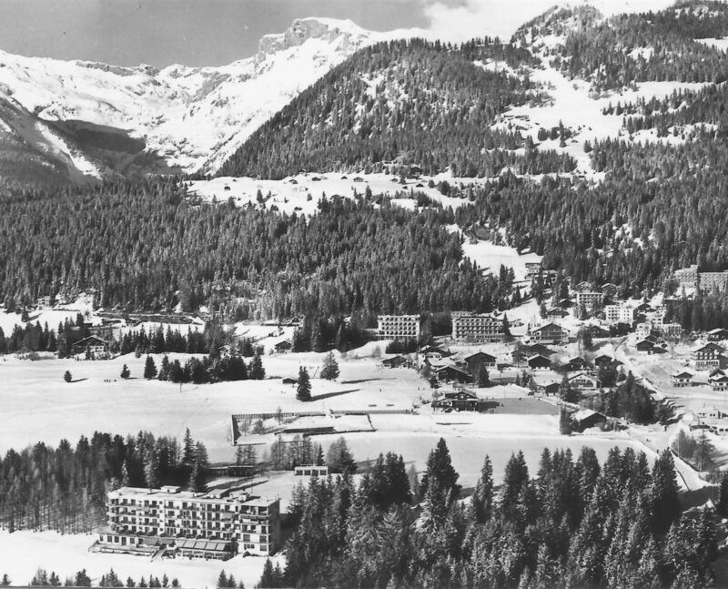 Crans-sur-Sierre et Plans-Mayens. Vue aérienne. Hiver. Vers 1960