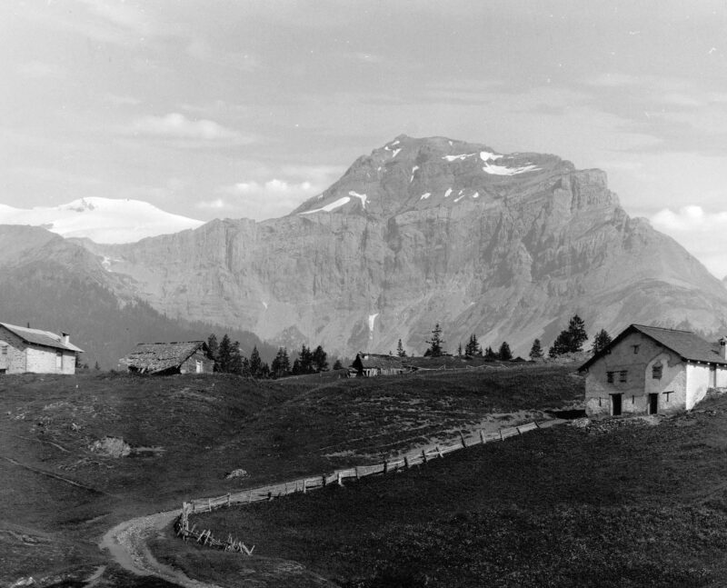 Ancien chemin d'accès à Plans-Mayens. Vers 1930