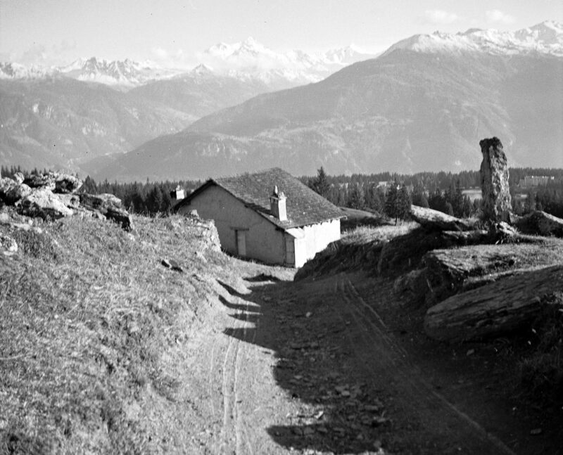 Débouché de l'ancien chemin d'accès à la partie supérieure de Plans-Mayens. Vers 1935