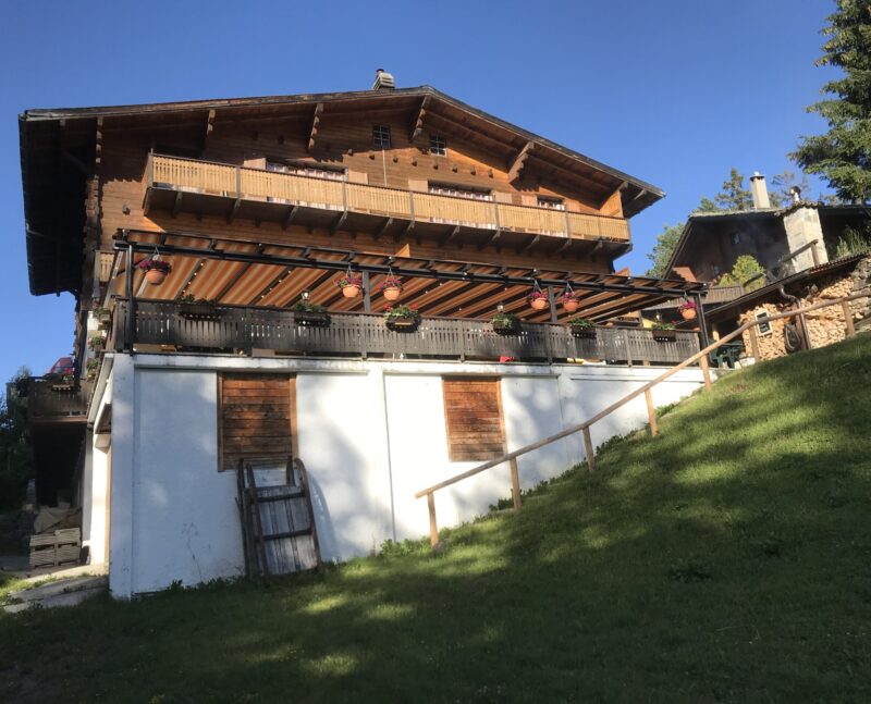 Le café-restaurant de la Dent Blanche. Façade ouest. Eté 2023